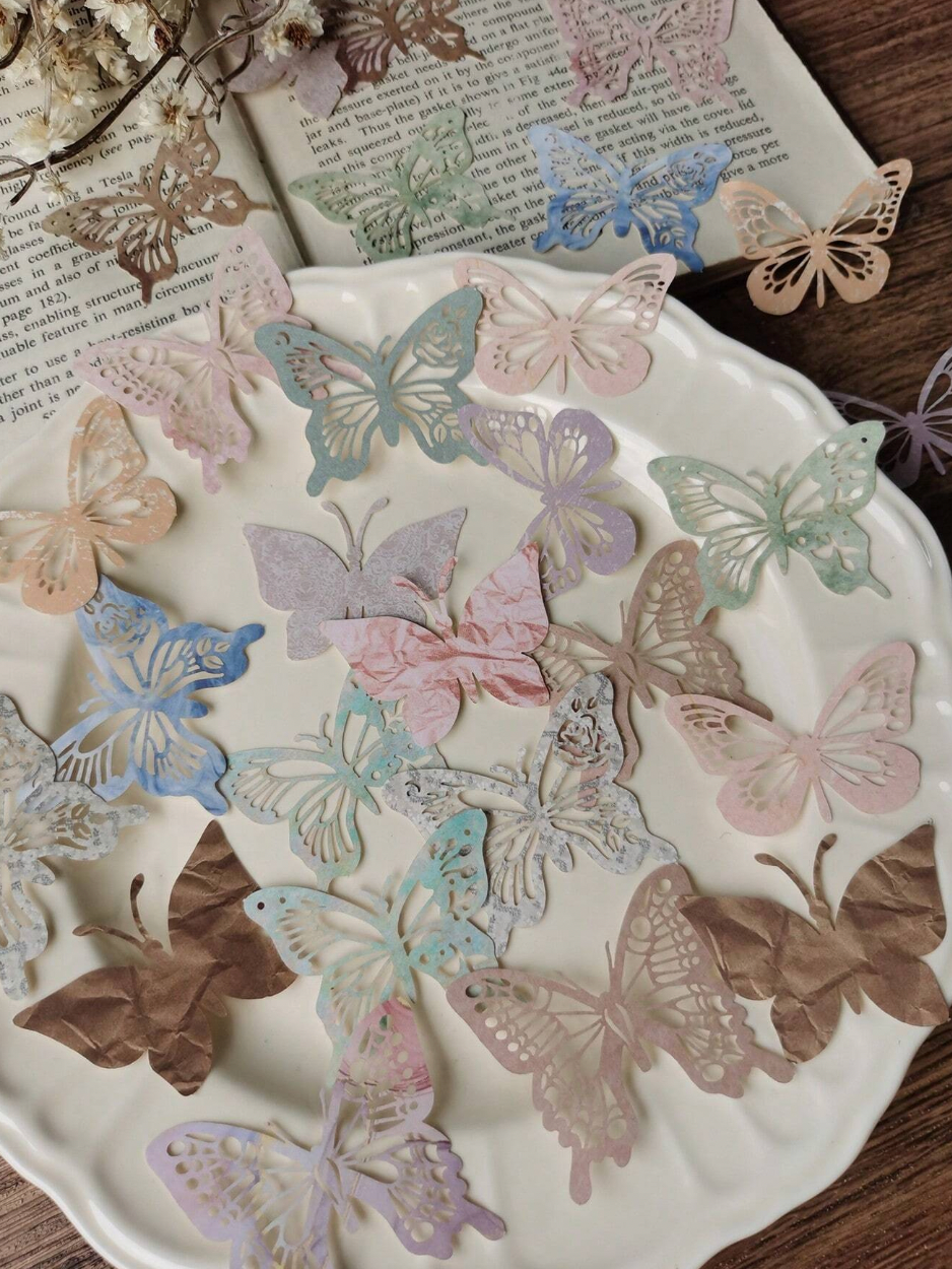 أوراق مجوفة بشكل الفراشات